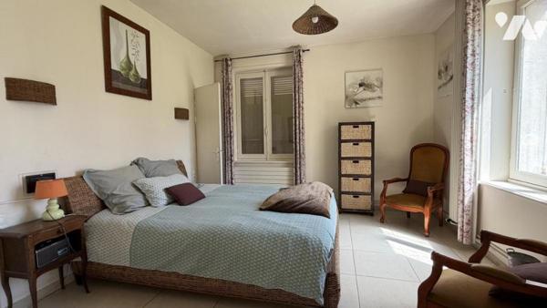 Bayeux centre – Maison bourgeoise en pierres, dépendance, jardin 975 m²
