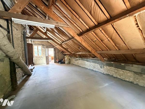 Bayeux centre – Maison bourgeoise en pierres, dépendance, jardin 975 m²