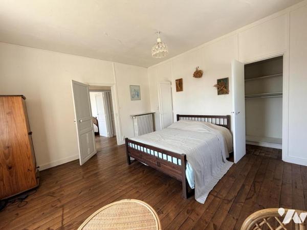 Bayeux centre – Maison bourgeoise en pierres, dépendance, jardin 975 m²