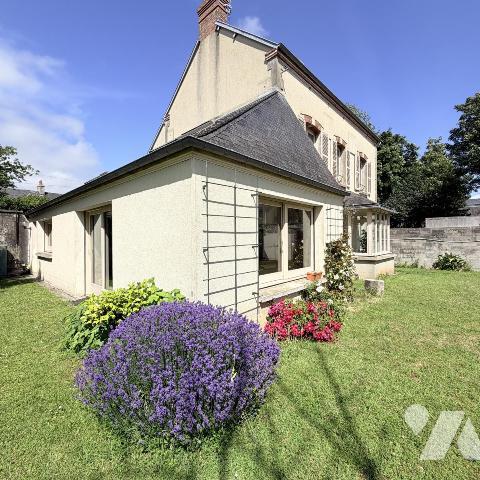 Bayeux centre – Maison bourgeoise en pierres, dépendance, jardin 975 m²