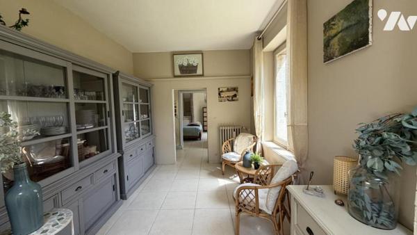 Bayeux centre – Maison bourgeoise en pierres, dépendance, jardin 975 m²