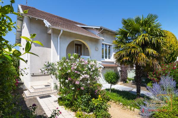 Villefranche Villa Années 1930 , double acces atelier de plain pied de 75m²