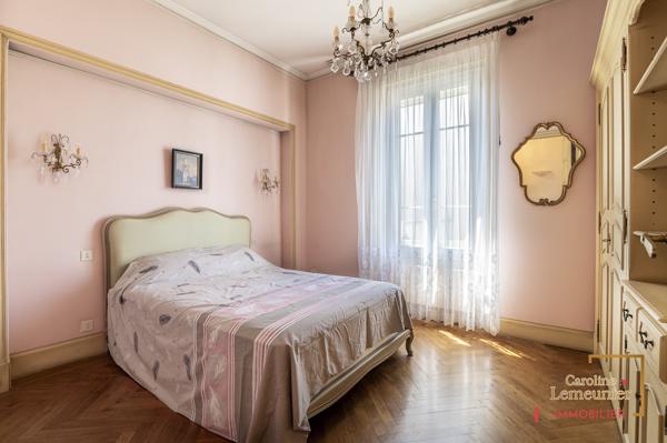 Villefranche Villa Années 1930 , double acces atelier de plain pied de 75m²