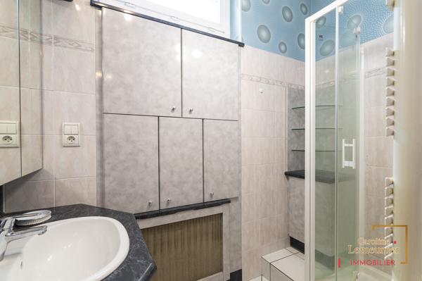 Villefranche Villa Années 1930 , double acces atelier de plain pied de 75m²
