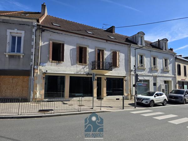 Ensemble immobilier avec local commercial, appartement T4, cour et sous-sol complet