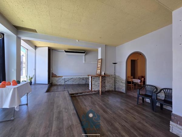 Ensemble immobilier avec local commercial, appartement T4, cour et sous-sol complet