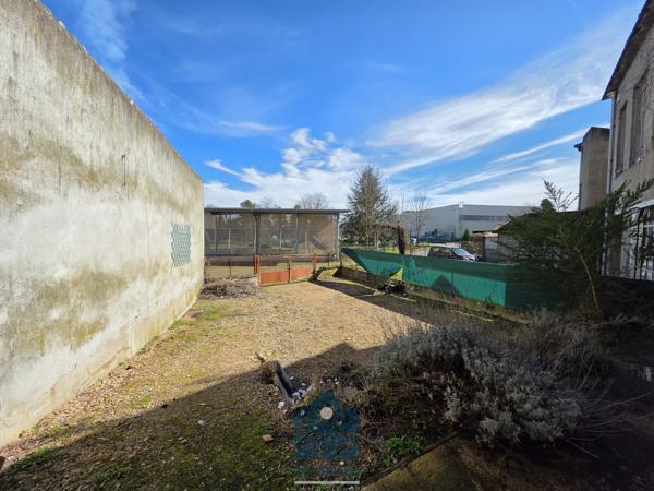 Ensemble immobilier avec local commercial, appartement T4, cour et sous-sol complet