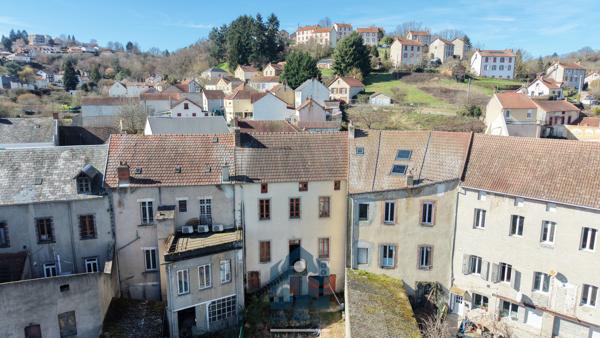 Ensemble immobilier avec local commercial, appartement T4, cour et sous-sol complet