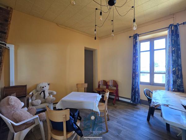 Ensemble immobilier avec local commercial, appartement T4, cour et sous-sol complet
