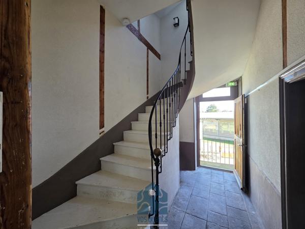 Ensemble immobilier avec local commercial, appartement T4, cour et sous-sol complet