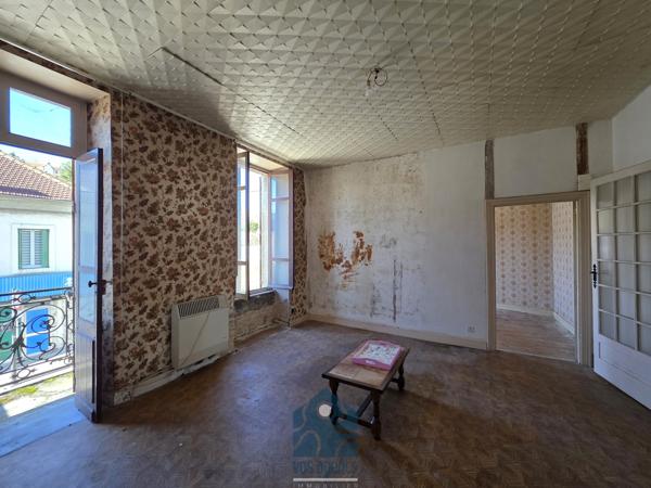 Ensemble immobilier avec local commercial, appartement T4, cour et sous-sol complet