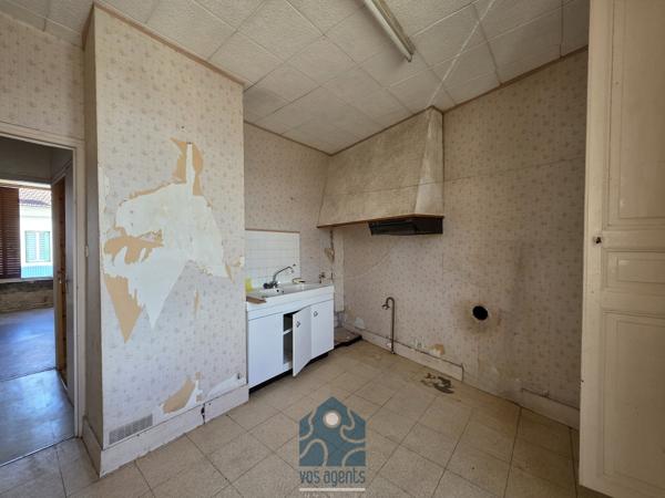 Ensemble immobilier avec local commercial, appartement T4, cour et sous-sol complet