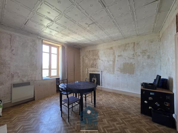 Ensemble immobilier avec local commercial, appartement T4, cour et sous-sol complet