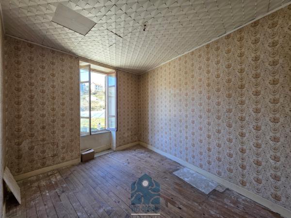 Ensemble immobilier avec local commercial, appartement T4, cour et sous-sol complet