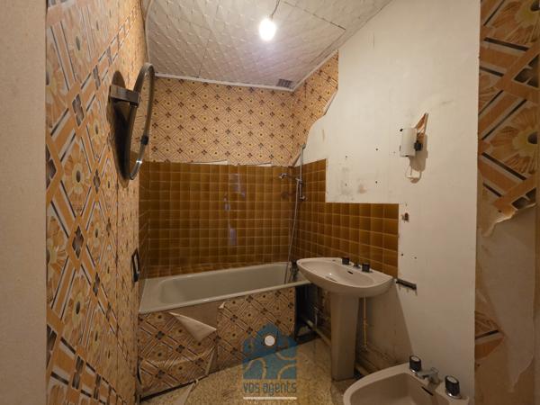 Ensemble immobilier avec local commercial, appartement T4, cour et sous-sol complet