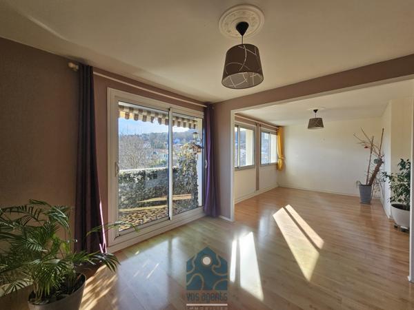 Appartement 4 pièces 3 chambres avec balcon, cave et stationnement libre sécurisé