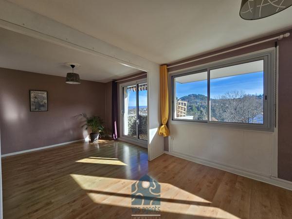 Appartement 4 pièces 3 chambres avec balcon, cave et stationnement libre sécurisé