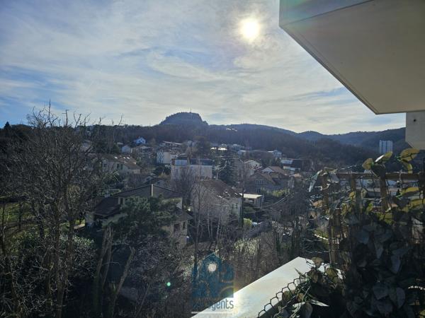 Appartement 4 pièces 3 chambres avec balcon, cave et stationnement libre sécurisé