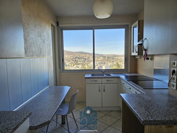 Appartement 4 pièces 3 chambres avec balcon, cave et stationnement libre sécurisé