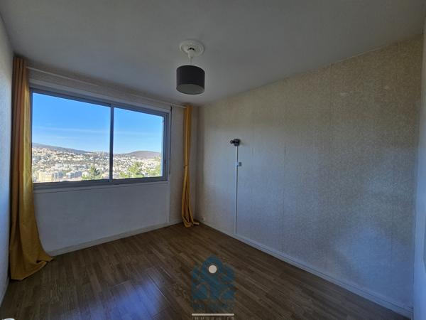 Appartement 4 pièces 3 chambres avec balcon, cave et stationnement libre sécurisé