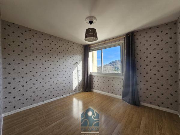 Appartement 4 pièces 3 chambres avec balcon, cave et stationnement libre sécurisé