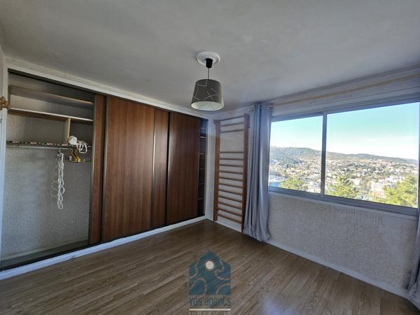 Appartement 4 pièces 3 chambres avec balcon, cave et stationnement libre sécurisé