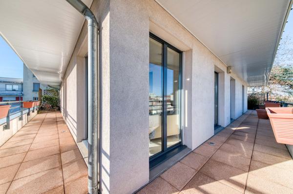 Lyon 3ème - Montchat. Appartement de 121 m² en dernier étage avec terrasses de 81 m² - 1 Garage double