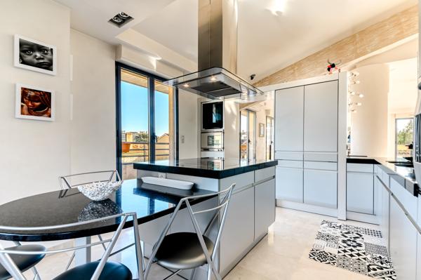 Lyon 3ème - Montchat. Appartement de 121 m² en dernier étage avec terrasses de 81 m² - 1 Garage double