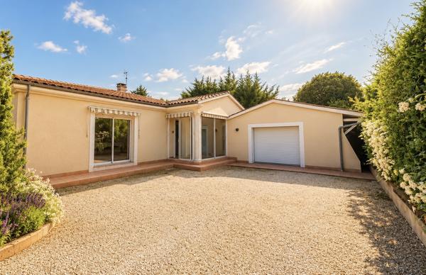 Maison de plain-pied avec véranda, garage et beau jardin clos dans un quartier recherché