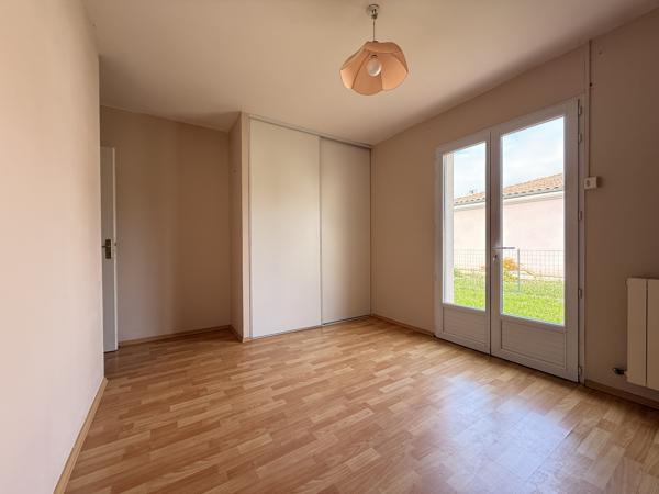 Maison de plain-pied avec véranda, garage et beau jardin clos dans un quartier recherché