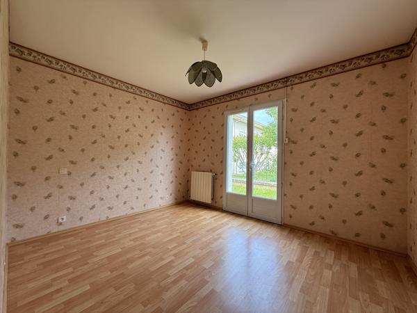 Maison de plain-pied avec véranda, garage et beau jardin clos dans un quartier recherché