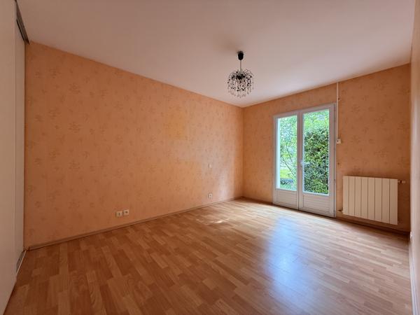Maison de plain-pied avec véranda, garage et beau jardin clos dans un quartier recherché