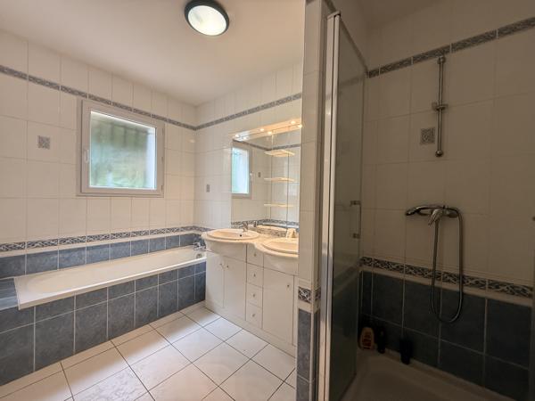 Maison de plain-pied avec véranda, garage et beau jardin clos dans un quartier recherché