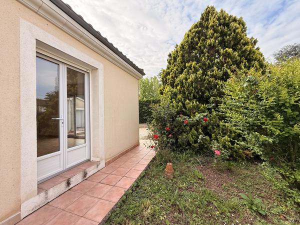 Maison de plain-pied avec véranda, garage et beau jardin clos dans un quartier recherché
