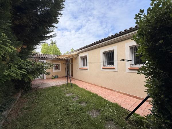 Maison de plain-pied avec véranda, garage et beau jardin clos dans un quartier recherché