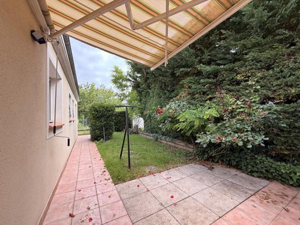 Maison de plain-pied avec véranda, garage et beau jardin clos dans un quartier recherché