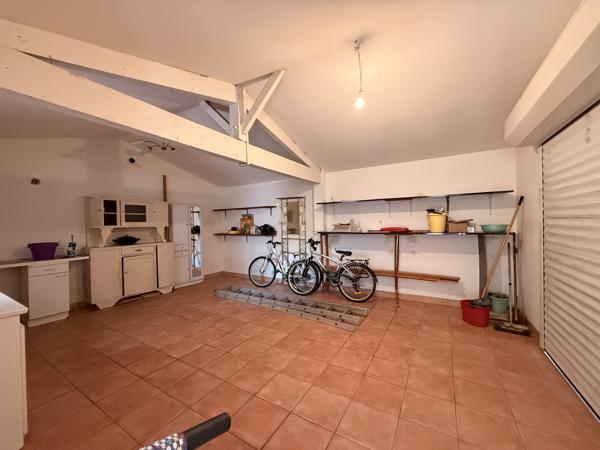 Maison de plain-pied avec véranda, garage et beau jardin clos dans un quartier recherché