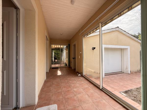 Maison de plain-pied avec véranda, garage et beau jardin clos dans un quartier recherché