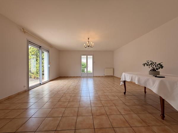 Maison de plain-pied avec véranda, garage et beau jardin clos dans un quartier recherché