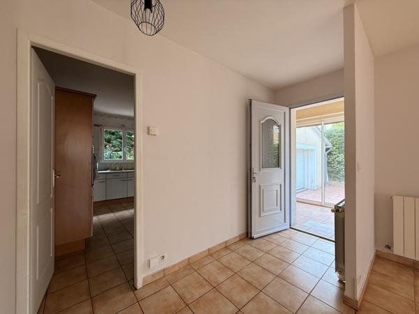 Maison de plain-pied avec véranda, garage et beau jardin clos dans un quartier recherché
