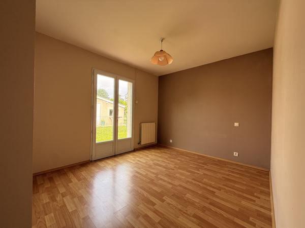 Maison de plain-pied avec véranda, garage et beau jardin clos dans un quartier recherché