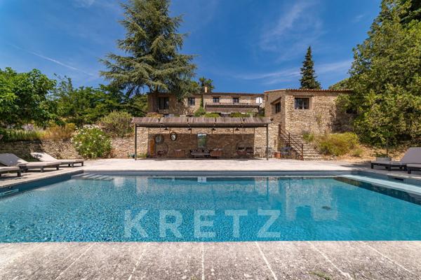 GORDES _  EXCLUSIVITÉ_ MAS EN PIERRE D'EXCEPTION  DE 317 M2 _ 4 HECTARES _ VUE PANORAMIQUE
