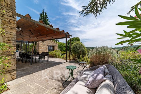 GORDES _  EXCLUSIVITÉ_ MAS EN PIERRE D'EXCEPTION  DE 317 M2 _ 4 HECTARES _ VUE PANORAMIQUE