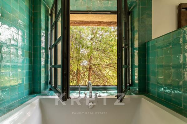 GORDES _  EXCLUSIVITÉ_ MAS EN PIERRE D'EXCEPTION  DE 317 M2 _ 4 HECTARES _ VUE PANORAMIQUE