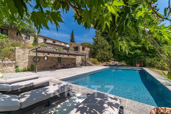 GORDES _  EXCLUSIVITÉ_ MAS EN PIERRE D'EXCEPTION  DE 317 M2 _ 4 HECTARES _ VUE PANORAMIQUE