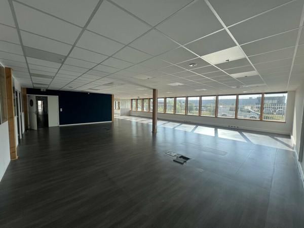 Bureaux à louer à Valence, bâtiment indépendant avec 95 parkings privatifs