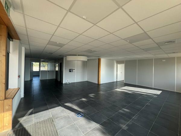 Bureaux à louer à Valence, bâtiment indépendant avec 95 parkings privatifs