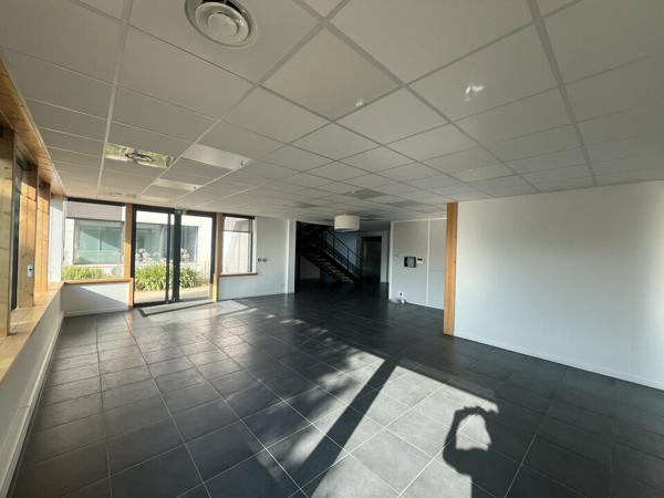 Bureaux à louer à Valence, bâtiment indépendant avec 95 parkings privatifs