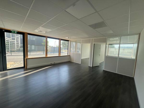 Bureaux à louer à Valence, bâtiment indépendant avec 95 parkings privatifs