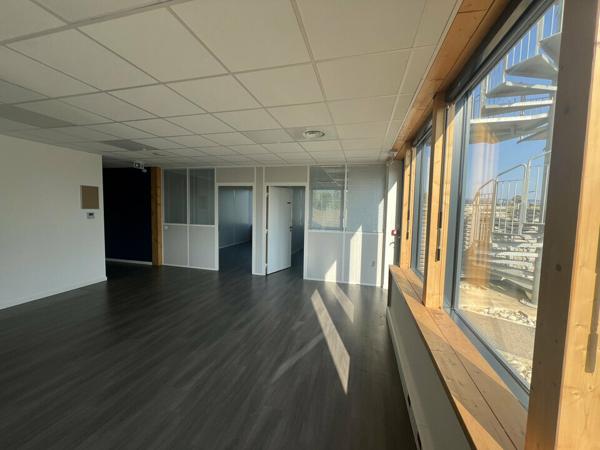 Bureaux à louer à Valence, bâtiment indépendant avec 95 parkings privatifs